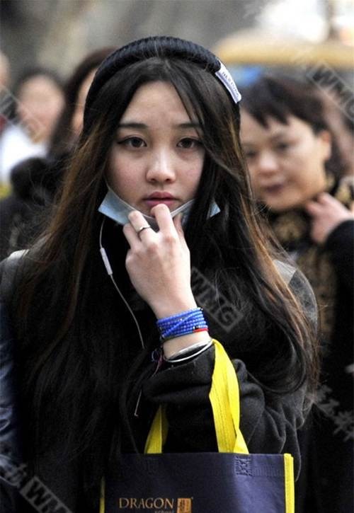 Cư dân mạng gọi đây là những bóng hồng tạo nên khung cảnh đẹp của kỳ thi tuyển sinh. Nhiều người tỏ ra ngưỡng mộ nhan sắc của các cô gái xinh đẹp, đầy sức sống này. "Đúng là dân nghệ thuật, các cô ấy xinh quá!".