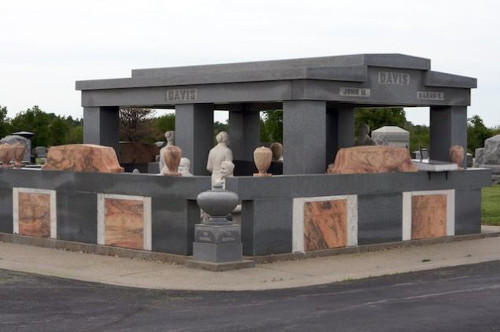 Ngôi mộ xa hoa. Sau khi người vợ qua đời, người chồng đã bỏ rất nhiều tiền để xây dựng sống động như thật cảnh vật quanh ngôi mộ. Những bức tượng làm từ đá cẩm thạch ở Italia vô cùng đắt. Nhiều người dân khá tức giận vì sự chi tiêu ngông cuồng này. Thế nhưng vô tình người chồng này đã mang lại rất nhiều lợi nhuận cho thành phố bởi ngôi mộ trở thành điểm thu hút khá đông khách du lịch.