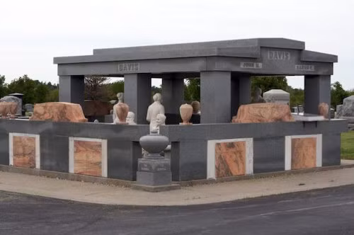 Ngôi mộ xa hoa. Sau khi người vợ qua đời, người chồng đã bỏ rất nhiều tiền để xây dựng sống động như thật cảnh vật quanh ngôi mộ. Những bức tượng làm từ đá cẩm thạch ở Italia vô cùng đắt. Nhiều người dân khá tức giận vì sự chi tiêu ngông cuồng này. Thế nhưng vô tình người chồng này đã mang lại rất nhiều lợi nhuận cho thành phố bởi ngôi mộ trở thành điểm thu hút khá đông khách du lịch.