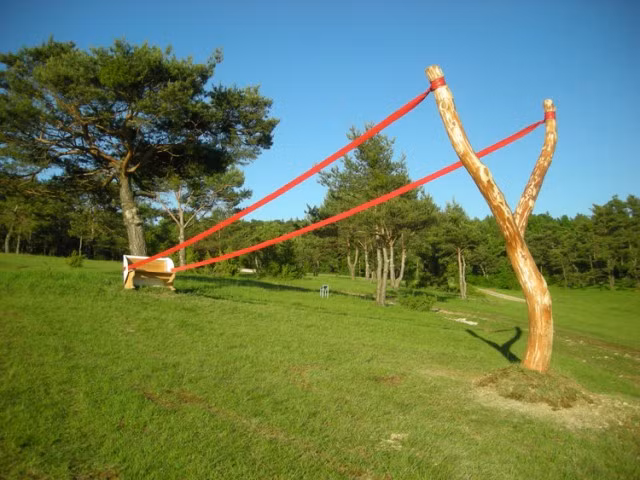 Đáng lẽ cái ghế này đã bật khỏi chiếc ná thun từ lâu.