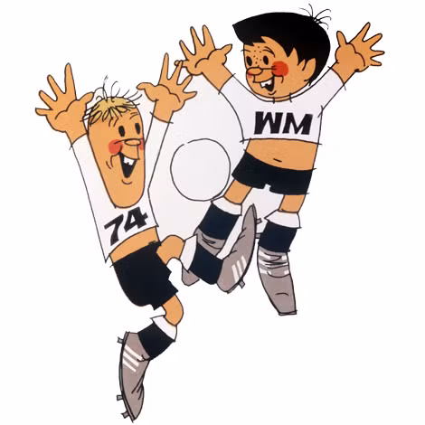 Chữ WM trên áo của Tip là viết tắt của từ Weltmeisterschaft, nghĩa là World Cup trong tiếng Đức.