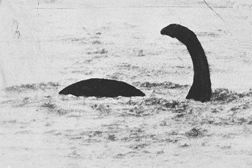 5. Quái vật hồ Loch Ness: Đã có hàng trăm những bức ảnh về quái vật hồ Loch Ness này. Bức ảnh đầu tiên được chụp vào năm 1993 ở vùng cao nguyên của Scotland.