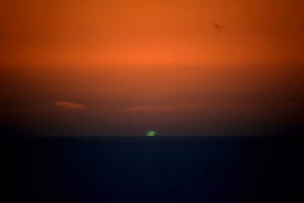 Hoàng hôn xanh hay bình minh xanh là hiện tượng tự nhiên vô cùng kỳ thú với những ánh sáng màu xanh lá cây lóe lên ở phía chân trời. Hiện tượng này là do ánh sáng bị bẻ cong và khúc xạ trong khí quyển, tạo thành màu sắc hết sức kỳ lạ.