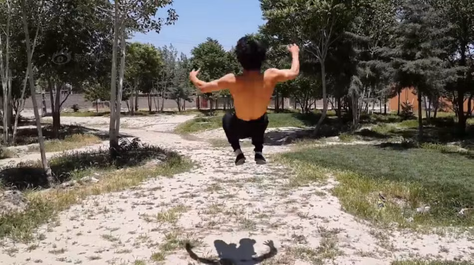 Ngoài ngoại hình giống thần tượng, Shakur cũng có thể đánh côn nhị khúc, và có thể nhảy lộn ngược trong không trung. Cư dân mạng dành nhiều lời tán dương cho khả năng võ thuật của chàng trai 20 tuổi và ngoại hình của anh. Nhiều diễn đàn, trang mạng đã nhanh chóng chia sẻ hình ảnh về Shakur.