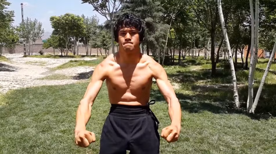 Shakur cũng tập võ trong nhiều năm. Anh từ nhỏ đã xem phim về Lý Tiểu Long, coi đó là thần tượng từ thời thơ ấu, cũng là giấc mơ để phấn đấu.