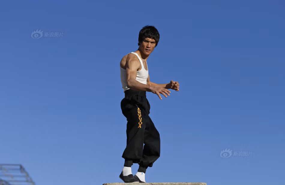 Anh chàng thậm chí còn lấy tên khác là Bruce Hazara, phỏng theo tên tiếng anh của Lý Tiểu Long là Bruce Lee. Shakur cũng tự gọi mình là phiên bản Afghanistan của Lý Tiểu Long.