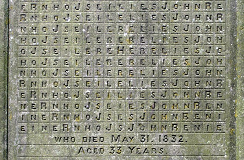 Bia mộ với ô chữ kỳ lạ. Đây là ngôi mộ của một thợ sơn ở xứ Wales, Anh. Bia mộ của ông là một ô chữ kỳ lạ với 19 ô theo hàng ngang và 15 ô theo hàng ngang. Mỗi ô khắc một chữ cái. Phải mất 170 năm sau, người ta mới tìm ra tìm ra lời giải cho ô chữ này: “Here Lies John Renie” (John Renie yên nghỉ tại đây)