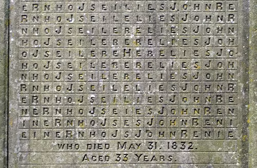 Bia mộ với ô chữ kỳ lạ. Đây là ngôi mộ của một thợ sơn ở xứ Wales, Anh. Bia mộ của ông là một ô chữ kỳ lạ với 19 ô theo hàng ngang và 15 ô theo hàng ngang. Mỗi ô khắc một chữ cái. Phải mất 170 năm sau, người ta mới tìm ra tìm ra lời giải cho ô chữ này: “Here Lies John Renie” (John Renie yên nghỉ tại đây)