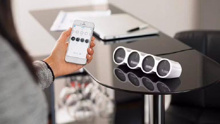 Thay vì phải bỏ điện thoại ra liên tục để kiểm tra tin nhắn, thông báo, Nimbus sẽ giúp bạn quản lý mọi “động thái” đến từ smartphone của bạn, từ mạng xã hội, thời tiết, ghi chú, lịch cho đến email,...