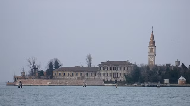 Đúng như tên của nó, Island of Madness (Venice, Ý) nằm cô lập giữa biển nước như nhà tù Alcatraz dành cho người điên, chỉ có một bác sĩ điên được cho là đã thực hiện nhiều thí nghiệm rùng rợn.