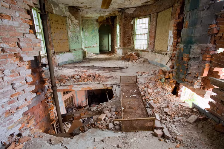 Từng được coi là một nhà thương điên hiện đại, HH Richardson Complex (New York, Mỹ) hiện nay là một đống đổ nát, hoang tàn.