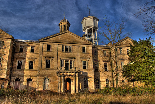 St. John (Lincolnshire, Anh) từng bị cho là ma ám, sau đó được tận dụng làm khu chung cư, tuy nhiên, vẫn không tránh được vẻ hoang tàn của nó.