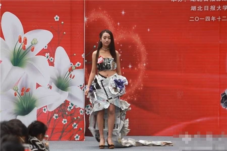 Các nữ sinh trình diễn cũng cực kỳ xinh đẹp, lôi kéo được sự chú ý của người xem và báo giới.