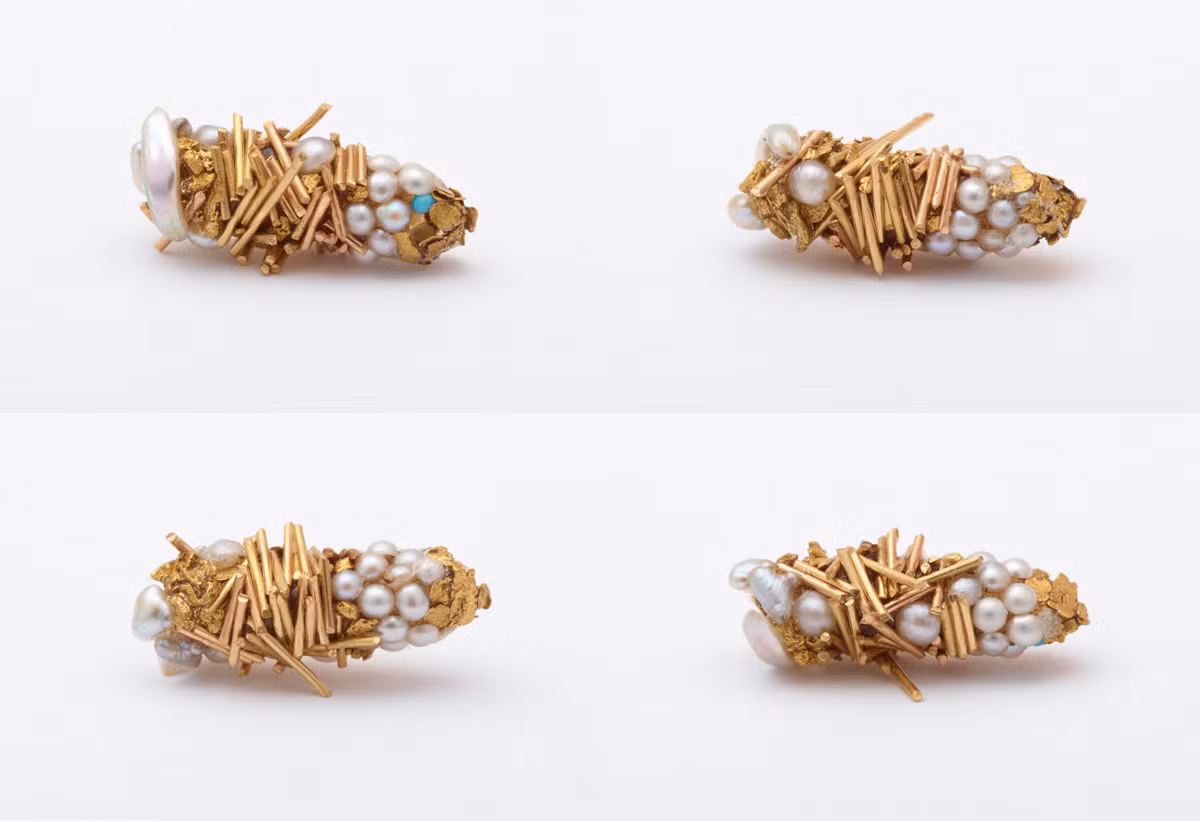 ...hay những viên ngọc trai đính cùng các thanh vàng hình ống nhỏ xinh.