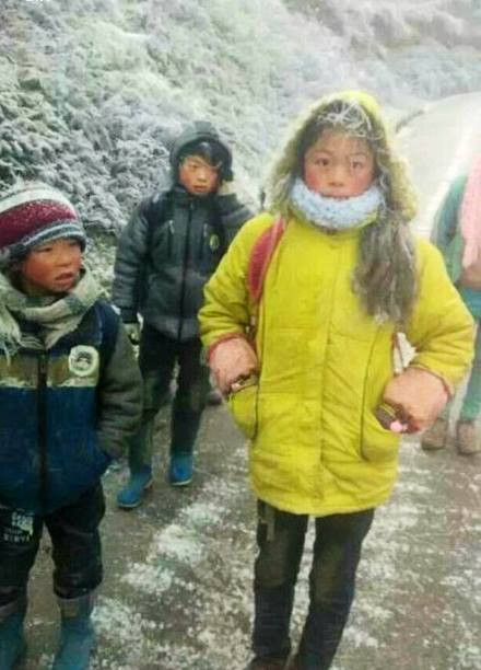 Một số em học sinh phải đi tới hai giờ đồng hồ trong thời tiết băngtuyết để tới trường, và nhiều em không có mũ, khăn quàng cổ và quần áo mùa đông thích hợp cho thời tiết -5 độ C.
