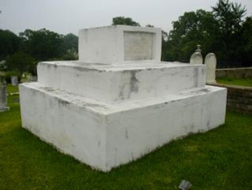 Mộ chôn ngồi. Đây là một ngôi mộ ba tầng. Thể theo nguyện vọng của người cha, các con của ông đã chôn người cha ở tư thế ngồi trên chiếc xích đu quen thuộc đối diện với nhà của ông.