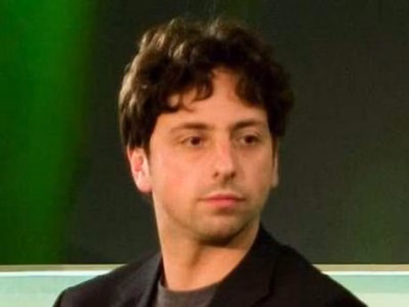 Người đồng sáng lập Google, Sergey Brin, sở hữu tới 30,9 tỷ USD nhưng lại không thích chi tiêu tiền. Ông vẫn có thói quen không để lại đồ ăn thừa, xem giá trước khi mua và sống một cách tiết kiệm.