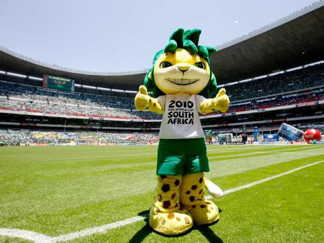 Năm 2010, Nam Phi chọn chú báo Zakumi với dáng vẻ khỏe mạnh và trái bóng trên tay làm linh vật.