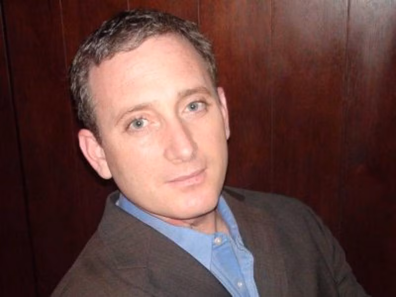 Google chọn mua lại Waze – một công ty GPS và điều hướng với giá 1 tỷ USD vào tháng 6/2013 dù lúc đó Waze không kiếm ra tiền. Tuy nhiên, với dữ liệu từ 44 triệu người sử dụng, Google có thể tận dụng để cải thiện liệu bản đồ của mình.