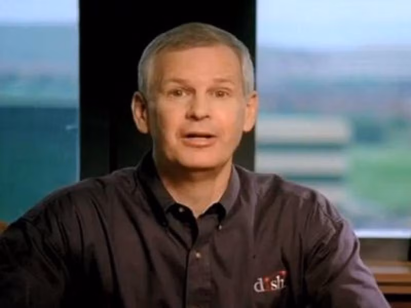 Charlie Ergen, chủ tịch Dish Network, nổi tiếng vì là một nhà lãnh đạo tiết kiệm. Ông ăn trưa bằng một một chiếc bánh sandwich và chai nước Gatorade, chia sẻ phòng khách sạn với các đồng nghiệp khi đi du lịch trong khi tổng tài sản lên tới 16,3 tỷ USD.