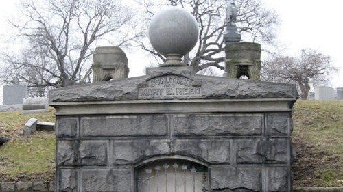 Ngôi mộ chờ cho người sống. Khi người vợ Mary qua đời, người chồng Jonathan đã thêm một chiếc quan tài trống dành cho mình trong tương lai. Jonathan còn thêm cả đồ nội thất, bếp củi và rất nhiều đồ khác bên trong ngôi mộ.