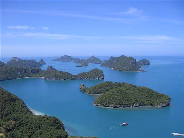 Mu Ko Ang Thong là một quần đảo xinh đẹp gồm khoảng 40 đảo trong vịnh Thái Lan. Tất cả các hòn đảo đều không có người ở và không phát triển trừ Ko Paluay - nơi người Gypsies sinh sống bằng nghề đánh bắt.