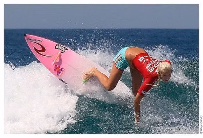 Nữ vận động viên trượt ván Bethany Hamilton được các bạn phát hiện trong tình trạng bị cá mập cắn gần đứt lìa tay trái. May mắn là cô đã sống sót tuy rằng mất đi một tay và khoảng 60% lượng máu trong cơ thể.