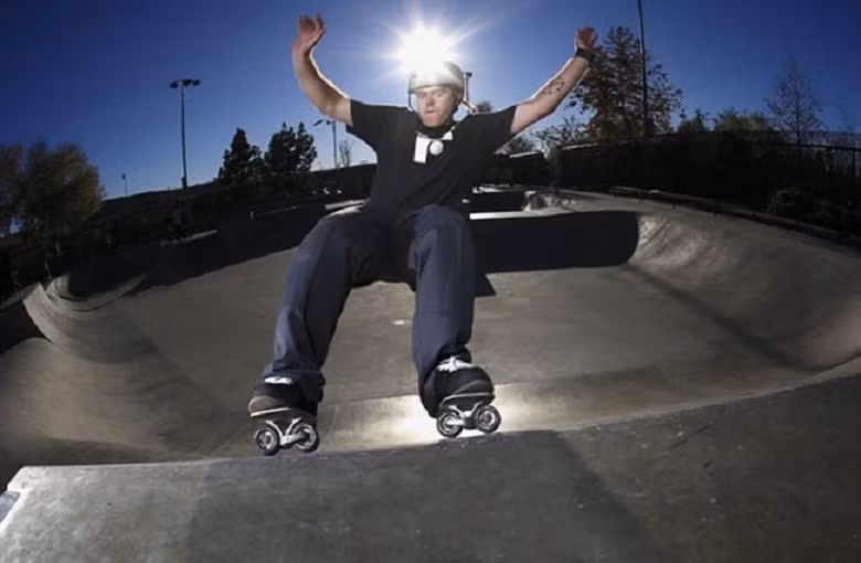 Đây là một sự pha trộn giữa ván trượt và giày trượt. Phải mất thời gian để làm quen với thiết kế mới này, nhưng sau đó bạn sẽ cảm nhận được sự khác biệt về tốc độ, sự linh hoạt, tự nhiên và tự đẩy, cho phép bạn biểu diễn những động tác khó một cách sành điệu hơn.