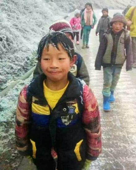 Những bức ảnh được thầy hiệu trưởng của trường chụp lại và chia sẻ, nhằm kêu gọi sự giúp đỡ các trẻ em nghèo này và gia đình của các em.