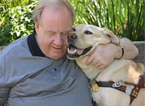 Vào ngày xảy ra vụ khủng bố bằng máy bay vào tòa tháp đôi tại New York ngày 11/9/2001, con chó Roselle đã kịp thời "lôi" chủ nhân của nó là Michael Hingson, một người bị mù bẩm sinh, từ tầng 78 của toà tháp xuống đất an toàn trước khi toà nhà sụp đổ.