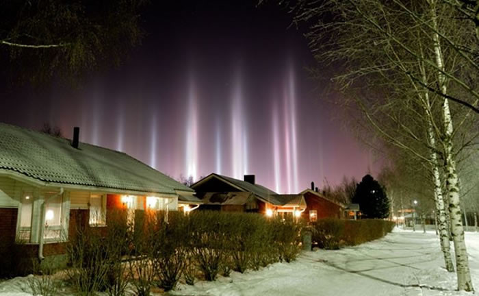 Hiệu ứng cột ánh sáng này có thể được quan sát tại các thành phố lớn vào ban đêm trong thời tiết rất lạnh khi gió không quá mạnh.