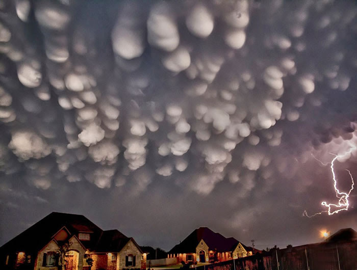 Bức ảnh này chụp này hiện tượng mây giọt nước tại Mỹ. Nó thường xảy ra trước khi có một trận bão lớn.
