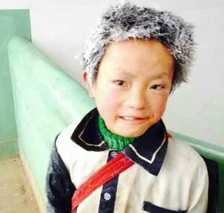 Học sinh theo học tại trường tiểu học Xiniu trong làng Makou, Vân Nam, Trung Quốc phải đi bộ một quãng đường dài để có thể tới được lớp học.