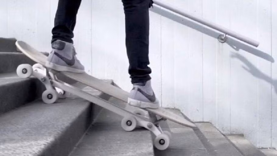 Stair-Rover là một chiếc ván trượt độc đáo có một không hai. Ván trượt này được thiết kế để giải quyết mọi trở ngại trên đường đi, kể cả cầu thang nhờ cơ chế 8 bánh.