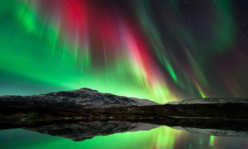 Cực quang. Đây là một hiện tượng quang học được đặc trưng bởi sự thể hiện đầy màu sắc của ánh sáng trên bầu trời về đêm. Các màu phổ biến nhất là màu xanh sáng, nhưng màu đỏ, hồng, vàng, và màu xanh (hiếm nhất) cũng đã được quan sát thấy. Các cực quang mạnh nhất thường diễn ra sau sự phun trào hàng loạt của Mặt Trời.