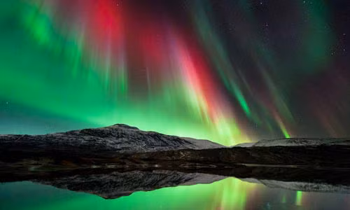 Cực quang. Đây là một hiện tượng quang học được đặc trưng bởi sự thể hiện đầy màu sắc của ánh sáng trên bầu trời về đêm. Các màu phổ biến nhất là màu xanh sáng, nhưng màu đỏ, hồng, vàng, và màu xanh (hiếm nhất) cũng đã được quan sát thấy. Các cực quang mạnh nhất thường diễn ra sau sự phun trào hàng loạt của Mặt Trời.