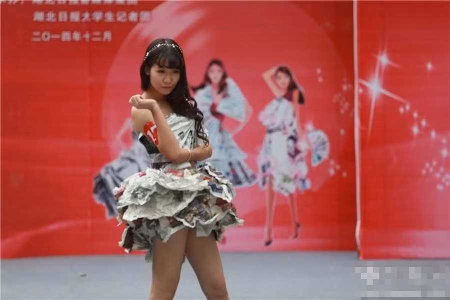 Điểm nhấn về chất liệu đã khiến thí sinh thỏa sức thể hiện tài năng sáng tạo cũng như góc nhìn thẩm mỹ của mình.