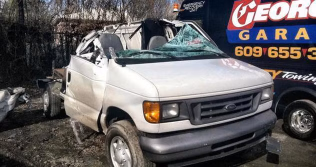 Năm 2012, James Crawford đang bon bon trên đường cao tốc thì bất ngờ chạm trán với một chiếc cần cẩu xây dựng vĩ đại. Tưởng rằng chết chắc nhưng thật bất ngờ, chiếc cần cẩu chỉ “xơi tái” phần nóc xe, còn James chỉ có vài vết thương ngoài da, không nghiêm trọng.