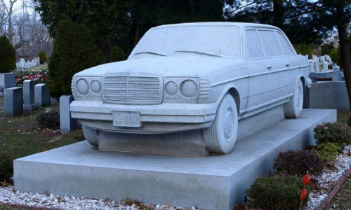 Mộ có hình xe Mercedes ở trên. Bên trên ngôi mộ này là tượng đá chiếc xe Mercedes Benz 240 Diesel Limousine - niềm mơ ước của cậu bé nằm dưới mộ, qua đời ở tuổi 15. Người anh trai của cậu đã đúc chiếc xe này bằng 26 tấn đá granite để tương nhớ người em.