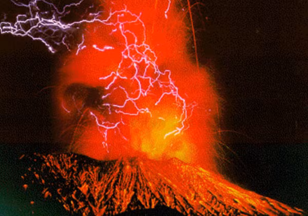 Sét và núi lửa dường như là 2 hiện tượng không hề liên quan đến nhau nhưng khi kết hợp với nhau, sét núi lửa mang đến cho người xem những cảnh quan mãn nhãn nhưng đi cùng đó là những tổn thất nặng nề.