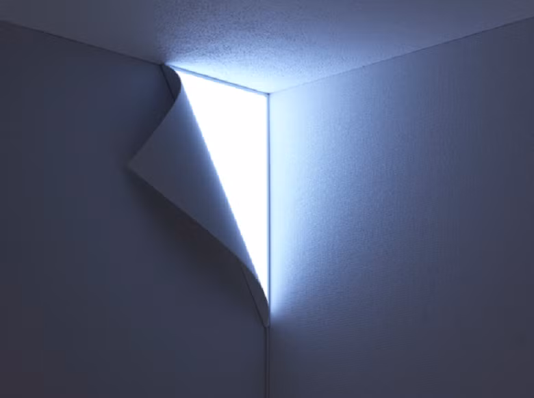 Nhìn vào cái đèn này, người ta có cảm giác chỉ cần bóc một lớp giấy dán tường là cả căn phòng sẽ sáng bừng lên.