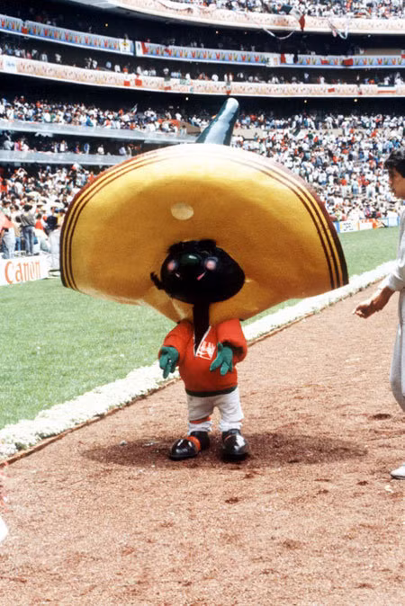 Trái ớt được hóa trang với ria mép và chiếc mũ rộng vành quen thuộc. Đây cũng là lần thứ hai một loại trái cây được sử dụng làm linh vật cho World Cup.