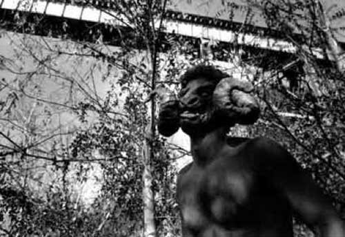 6. Quái vật Pope Lick xuất hiện như một cơ thể nửa người nửa dê bị biến dạng kỳ quặc từ một người đàn ông. Nó rất khỏe mạnh, đôi chân đầy lông như dê và khuôn mặt trắng với một chiếc mũi khoằm cùng đôi mắt to.