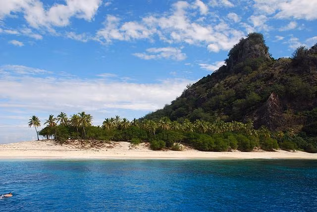 Quần đảo Mamanuca (Fiji) là một đảo núi lửa gồm khoảng 20 đảo với những khu nghỉ dưỡng xinh đẹp và bãi biển cát trắng. Tuy nhiên, một số đảo thuộc Mamanuca đến nay vẫn không có người ở do không có nguồn nước tự nhiên.