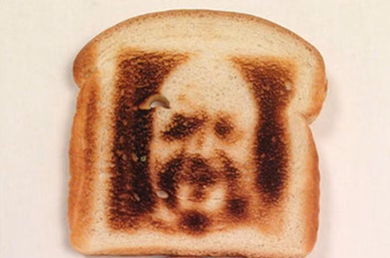 Bây giờ thì bạn có thể thưởng thức những lát bánh mỳ với hình ảnh của chính mình in trên đó. Và bạn có thể hoàn toàn yên tâm, tấm khắc kim loại không ảnh hưởng đến chất lượng và độ an toàn của miếng bánh mỳ.