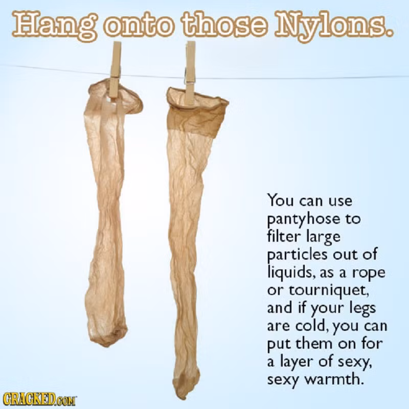 Đôi tất chân mỏng manh này không chỉ có tác dụng giữ ấm mà còn có thể dùng để lọc nước hoặc băng bó vết thương.