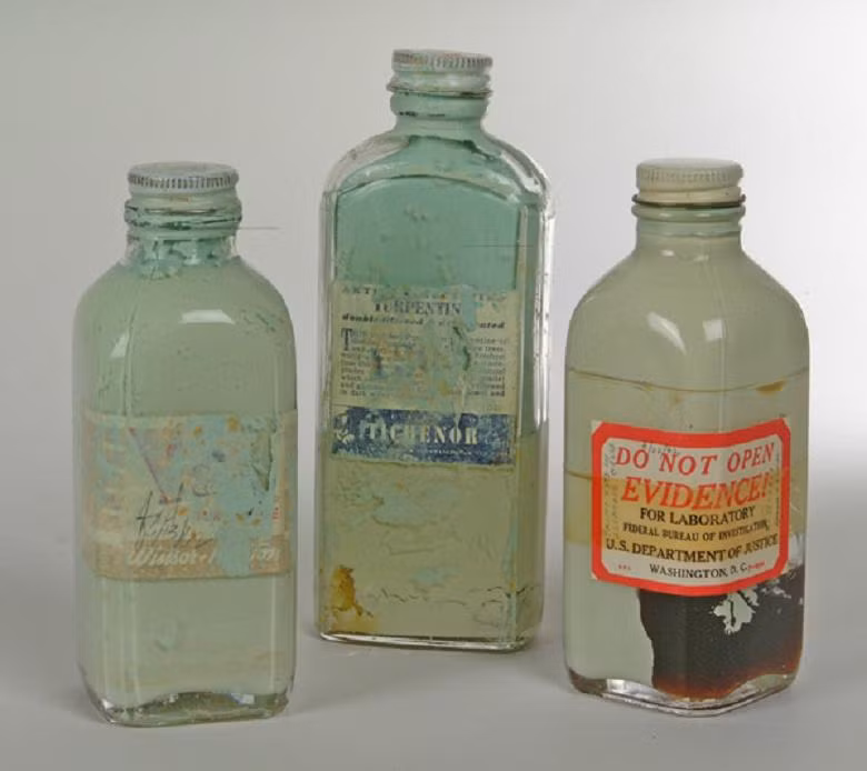 Những chai chứa sơn màu xanh lá cây này được dùng để sơn tường và lưới thông gió trong các xà lim trong kế hoạch đào tẩu năm 1962.