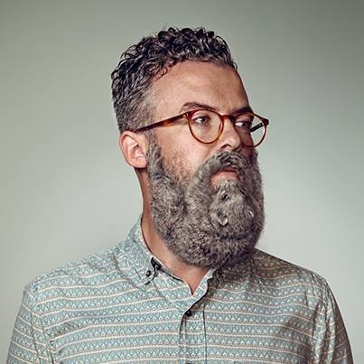 Người đàn ông này hết sức thành công trong việc nuôi và tạo thành hình con sóc với tư thế hết sức ấn tượng.