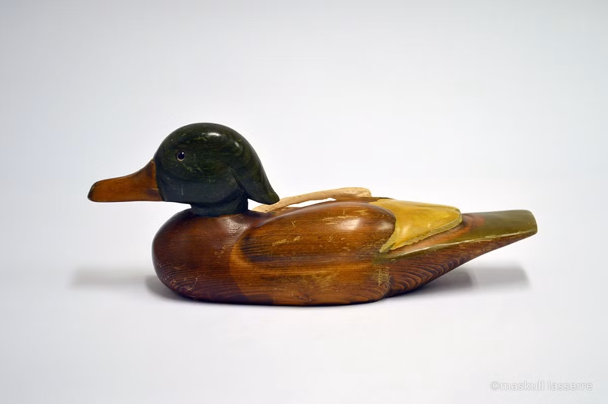 Nghệ sĩ Maskull Lasserre dường như không hài lòng với món đồ lưu niệm điêu khắc này.