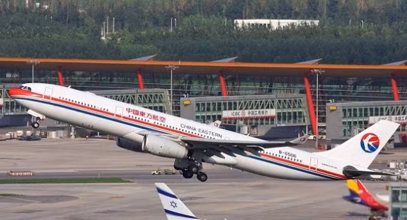 Sở hữu 349 máy bay, China Eastern Airlines là tàu sân bay lớn thứ hai của Trung Quốc. Tính riêng năm 2012, hãng đã đưa đón hơn 73 triệu lượt khách.